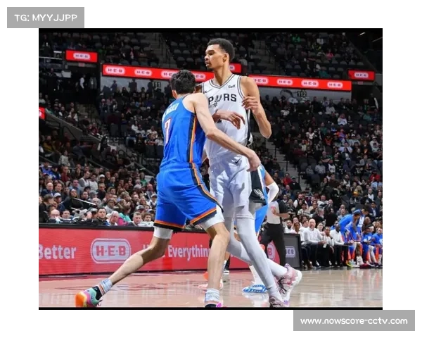 文班亚马外线投射尝试追分，霍姆格伦防守覆盖显威