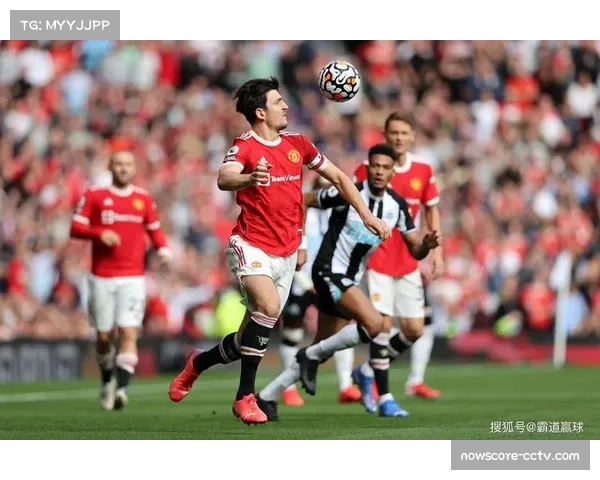 纽卡斯尔联对阵曼联，战术板呈现中场长传组织核心对决
